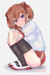  1girl absurdres alice_gear_aegis ass black_legwear blue_eyes breasts brown_hair buruma crossed_arms from_side gym_uniform highres kimikage_yui knees_to_chest leg_up legs looking_at_viewer rasen_manga red_buruma shirt shoes short_hair short_sleeves solo squatting thighhighs thighs twintails white_footwear white_shirt 