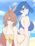  2girls ahoge bangs beach blue_eyes blue_hair blue_swimsuit bow bow_earrings brown_eyes brown_hair cloud cloudy_sky earrings feather_hair_ornament feathers grin hair_intakes hair_ornament hairclip highres hololive hololive_english jewelry long_hair looking_at_viewer multicolored_hair multiple_girls nanashi_mumei ocean ouro_kronii ponytail sand short_hair sk_jynx sky smile streaked_hair swimsuit very_long_hair virtual_youtuber yellow_swimsuit 