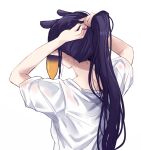  1girl adjusting_hair arms_up bangs commentary_request from_behind grey_background grey_shirt hololive hololive_english long_hair ninomae_ina&#039;nis pointy_ears shiny shiny_hair shirt short_sleeves simple_background solo sweat tentacle_hair upper_body virtual_youtuber yuuyu_(777) 