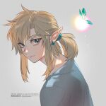  1boy 1other artist_name blonde_hair blue_eyes earrings fairy glowing grey_background grey_shirt hair_between_eyes jewelry link looking_at_viewer looking_back low_ponytail male_focus medium_hair navi nito_minatsuki pointy_ears shirt sidelocks smile the_legend_of_zelda the_legend_of_zelda:_breath_of_the_wild thick_eyebrows upper_body 