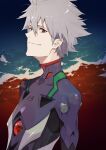  1boy closed_mouth grey_hair hair_between_eyes highres ibaraki_shun looking_at_viewer male_focus nagisa_kaworu neon_genesis_evangelion plugsuit red_eyes smile solo turtleneck upper_body water 