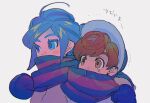  2boys aqua_eyes bangs blue_hair blush_stickers brown_eyes brown_hair cold commentary_request grey_background grey_hair grusha_(pokemon) hat male_focus male_protagonist_(pokemon_sv) multiple_boys pokemon pokemon_(game) pokemon_sv scarf shared_clothes shared_scarf simple_background snot striped striped_scarf tears thxzmgn translation_request two-tone_scarf upper_body 