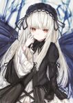  1girl absurdres bangs black_dress black_hairband blurry blurry_background closed_mouth depth_of_field dress hairband hand_up highres juliet_sleeves long_hair long_sleeves looking_at_viewer piennamekuzi puffy_sleeves red_eyes rozen_maiden smile solo suigintou very_long_hair white_hair wide_sleeves 
