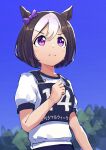  1girl animal_ears bangs blush brown_hair clenched_hand closed_mouth ear_bow hand_up highres horse_ears multicolored_hair original_race_uniform_(umamusume) ponpochi purple_eyes race_bib shirt short_hair solo special_week_(umamusume) split_mouth sweat two-tone_hair umamusume upper_body v-shaped_eyebrows white_shirt 