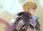  1boy :| ahoge armor arthur_pendragon_(fate) blonde_hair blue_cape blue_eyes breastplate cape chinese_commentary closed_mouth commentary_request expressionless fate/grand_order fate/prototype fate/prototype:_fragments_of_blue_and_silver fate_(series) fur-trimmed_collar gauntlets green_eyes light_particles looking_away male_focus pauldrons qmo_(chalsoma) shiny shiny_hair short_hair shoulder_armor solo upper_body weibo_logo weibo_username 