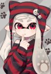  1girl black_headwear black_shirt character_pin commentary finger_to_own_chin grey_background grey_hair highres inkling_girl inkling_player_character judd_(splatoon) li&#039;l_judd_(splatoon) long_hair looking_at_viewer parted_lips pointy_ears red_eyes red_headwear red_shirt sahata_saba shirt simple_background solo splatoon_(series) striped_clothes striped_headwear striped_shirt symbol-only_commentary tentacle_hair thick_eyebrows translation_request two-tone_headwear two-tone_shirt upper_body 
