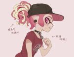  1girl baseball_cap black_collar collar hat inkling inkling_girl inkling_player_character medium_hair pink_eyes polero_light ponytail print_shirt red_hair red_shirt shirt simple_background smile solo splatoon_(series) teeth tentacle_hair translation_request upper_body white_background 