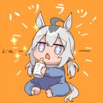  +_+ 1girl aged_down ahoge animal_ears baby baby_bottle background_text bottle drooling grey_hair holding holding_bottle horse_ears horse_girl horse_tail kusanagi_kaoru lowres multicolored_hair oguri_cap_(umamusume) open_mouth orange_background simple_background solo streaked_hair tail translation_request triangle_mouth umamusume 