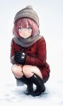  1girl aqua_eyes bangs beanie black_footwear black_gloves boots closed_mouth coat full_body gloves grey_beanie grey_scarf hat highres knee_boots long_sleeves original pink_hair reco_(fortunequest) red_coat scarf short_hair smile snow solo squatting white_background 