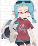  &gt;:) 1girl artist_name bike_shorts black_collar blue_hair braid closed_mouth collar commentary copyright_name eyewear_on_head grey_background highres holding inkling inkling_girl long_hair looking_at_viewer mikoshiba_m pink_eyes red_shirt shirt short_sleeves side_braid smile solo splatoon_(series) splatoon_3 sunglasses t-shirt v-shaped_eyebrows 