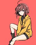  1girl bike_shorts boots brown_hair highres hood hood_down hoodie knee_up linne long_sleeves purple_eyes red_background short_hair simple_background sitting solo tb_(spr1110) under_night_in-birth yellow_hoodie 