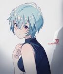  1girl antenna_hair ayanami_rei bangs bare_arms blue_hair blue_shirt breasts expressionless grey_background hair_between_eyes hajikkoneko hand_on_own_chest highres looking_at_viewer looking_back medium_breasts neon_genesis_evangelion red_eyes shirt short_hair sleeveless sleeveless_turtleneck solo turtleneck upper_body 