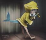  1girl bare_legs barefoot blue_eyes commentary_request cosplay dated fish_tail gawr_gura haruyama_kazunori holding holding_key hololive hololive_english hood hooded_jacket jacket key little_nightmares looking_at_viewer multicolored_hair open_mouth shark_girl shark_tail sharp_teeth six_(little_nightmares) six_(little_nightmares)_(cosplay) solo standing tail teeth twintails two-tone_hair upper_teeth virtual_youtuber white_hair yellow_jacket 