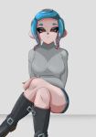  1girl absurdres belt black_footwear black_shorts blue_hair blue_trim boots breasts closed_mouth commentary crossed_legs dolphin_shorts gradient_hair grey_background grey_sweater highres large_breasts medium_hair multicolored_hair net_24 octoling octoling_girl octoling_player_character red_eyes red_hair shorts simple_background sitting solo splatoon_(series) sweater tentacle_hair two-tone_hair 