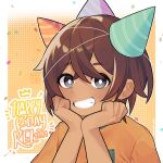  1boy alternate_eye_color blush bright_pupils brown_hair character_name confetti dark-skinned_male dark_skin dated grey_eyes grin happy_birthday hat kel_(omori) looking_at_viewer multiple_hats natsusat omori orange_shirt parted_lips party_hat shirt short_hair short_sleeves smile solo teeth white_pupils 