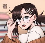  1girl adjusting_eyewear artist_name bangs bespectacled black-framed_eyewear black_eyes black_hair blurry blurry_background brown_cardigan cardigan chainsaw_man english_commentary english_text glasses hair_behind_ear hair_ornament hairclip hand_on_eyewear higashiyama_kobeni highres light_brown_background mole mole_on_cheek multicolored_background multiple_moles shirt short_ponytail simple_background smilesimplyart solo turtleneck white_shirt 