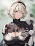  1girl black_dress black_gloves black_hairband blonde_hair breasts cleavage cleavage_cutout closed_mouth clothing_cutout covered_collarbone dress gloves green_eyes hairband hand_on_own_chest highres large_breasts looking_at_viewer nier_(series) nier_automata no_blindfold oyasu_(kinakoyamamori) short_hair solo upper_body yorha_no._2_type_b 