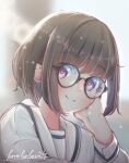  1girl bangs blurry blurry_background bob_cut brown-framed_eyewear brown_hair cheek_rest commentary depth_of_field glasses gradient_eyes hand_on_own_cheek hand_on_own_face head_tilt highres koro_kokoi light_blush long_sleeves looking_at_viewer multicolored_eyes original pink_eyes purple_eyes round_eyewear sailor_collar school_uniform serafuku shiny shiny_hair short_hair signature smile solo solo_focus twitter_username white_sailor_collar white_serafuku 