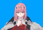  1girl aoi_(altea0923) bangs blue_background blunt_bangs commentary_request darling_in_the_franxx green_eyes hairband hand_up holding horns jacket jacket_on_shoulders long_hair long_sleeves looking_at_viewer oni_horns partial_commentary pink_hair red_horns simple_background solo straight-on upper_body white_hairband zero_two_(darling_in_the_franxx) 