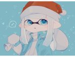  1girl absurdres aqua_background banburu_be_x bangs blue_eyes blue_jacket blunt_bangs blunt_ends christmas commentary grey_hair grey_mittens hat highres holding holding_sack inkling inkling_girl jacket long_sleeves looking_at_viewer medium_hair musical_note over_shoulder parted_lips pointy_ears red_headwear sack santa_hat solo splatoon_(series) spoken_musical_note tentacle_hair upper_body 