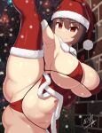  1girl armpits bangs bikini blurry blurry_background breasts brick_wall brown_hair cameltoe christmas closed_mouth commentary_request elbow_gloves gloves hair_between_eyes hat highres huge_breasts looking_at_viewer micro_bikini navel night original red_eyes red_gloves samegami santa_bikini santa_hat short_hair skindentation smile snow snowing solo split standing standing_on_one_leg standing_split swimsuit thighhighs thighs 