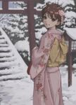  1girl absurdres bag bangs blurry blurry_background brown_eyes brown_hair commentary_request day floral_print hair_ornament highres holding japanese_clothes kasugano_sakura kimono lips long_sleeves looking_at_viewer looking_back obi outdoors parted_lips pink_kimono sash shiny shiny_hair short_hair simple_background smile snow snowing solo stairs street_fighter street_fighter_zero_(series) teeth torii tree tyanoki wide_sleeves 