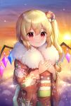  1girl alternate_costume blonde_hair cloud crystal fang fang_out flandre_scarlet floral_print fur-trimmed_kimono fur_collar fur_trim hair_ornament highres japanese_clothes kimono looking_at_viewer nene_man no_headwear obi one_side_up print_kimono red_eyes red_kimono sash sky smile solo sunset touhou wings 
