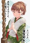  1girl alternate_costume alternate_hairstyle bangs brown_eyes commentary_request feather_boa floral_print green_kimono hair_bun hair_up highres japanese_clothes kantai_collection kimono light_blush looking_at_viewer mayura_(lucadia) new_year official_alternate_costume ooi_(kancolle) open_mouth palms_together praying print_kimono rope shimenawa simple_background solo translation_request wide_sleeves 