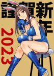  1girl 2023 animal_ears background_text bangs blue_bow blue_bowtie blue_footwear blue_leotard boots bow bowtie boxing_gloves breasts brown_background brown_eyes brown_hair chinese_zodiac cleavage collar commentary_request detached_collar fake_animal_ears feet_out_of_frame hairband high_heel_boots high_heels highres legs leotard long_hair medium_breasts original purintai rabbit_ears rabbit_tail simple_background sitting solo stool strapless strapless_leotard tail translation_request white_collar white_hairband year_of_the_rabbit 