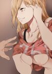  1girl adjusting_hair blonde_hair breasts brown_background chainsaw_man clothes_lift collarbone grin highres leaning_forward long_hair medium_breasts nipples off_shoulder power_(chainsaw_man) print_shirt red_shirt shiny shiny_hair shirt shirt_lift short_sleeves smile straight_hair trembling yuiga_naoha 