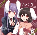  2023 2girls animal_ears artist_name black_jacket brown_hair carrot_necklace chinese_zodiac dated inaba_tewi jacket jewelry koto_(shiberia39) multiple_girls necklace necktie orange_shirt purple_hair rabbit rabbit_ears red_background red_eyes red_necktie reisen_udongein_inaba shirt smile touhou v white_shirt year_of_the_rabbit 