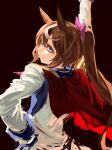  1girl animal_ears arm_up blue_eyes bow brown_background brown_hair cape closed_mouth from_behind hair_bow hand_on_own_hip horse_ears inishie_kumo jacket long_hair long_sleeves looking_at_viewer looking_back multicolored_hair ponytail red_cape smile solo streaked_hair tokai_teio_(umamusume) umamusume upper_body white_jacket 