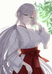 1girl ahoge backlighting bangs blush breasts fate/grand_order fate_(series) grey_hair hakama highres japanese_clothes jeanne_d&#039;arc_alter_(avenger)_(fate) jeanne_d&#039;arc_alter_(fate) kimono large_breasts long_hair long_sleeves looking_at_viewer low_ponytail omizu_(omz) red_hakama solo very_long_hair white_kimono wide_sleeves yellow_eyes 