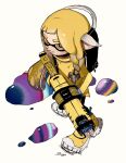  1girl agent_3_(splatoon_3) artist_name asymmetrical_hair bangs blonde_hair blunt_bangs braid bright_pupils coat colored_tips commentary full_body grey_hair hair_tie headphones hero_shot_(splatoon_3) highres holding holding_weapon ink ink_tank_(splatoon) inkling inkling_girl long_hair long_sleeves looking_at_viewer multicolored_hair pointy_ears puddle shoes shogo_(shogo70449442) sidelocks signature simple_background single_braid solo splatoon_(series) standing twintails two-handed two-tone_hair v-shaped_eyebrows weapon white_background white_pupils yellow_coat yellow_eyes yellow_footwear 