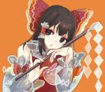  1girl adapted_costume bare_shoulders black_eyes black_hair bow detached_sleeves fingernails gohei hair_bow hair_tubes hakurei_reimu haya_taro_pochi holding medium_hair nail_polish orange_background parted_lips red_bow red_nails sidelocks simple_background solo touhou upper_body wide_sleeves 