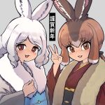  2girls :3 alternate_costume animal_ears arctic_hare_(kemono_friends) bangs black_bow blush bow brown_eyes brown_fur brown_hair fur_collar grey_kimono hair_between_eyes hair_bow hoshino_mitsuki japanese_clothes japanese_hare_(kemono_friends) kemono_friends kimono light_brown_hair long_hair long_sleeves multicolored_hair multiple_girls obi open_mouth ponytail rabbit_ears rabbit_girl red_kimono sash short_hair sidelocks translated v white_fur white_hair 