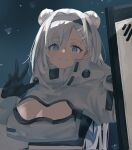  1girl arknights aurora_(arknights) bangs black_gloves black_hairband blue_eyes blush breasts cleavage cleavage_cutout closed_mouth clothing_cutout commentary cropped_jacket double_bun gloves grey_hair hair_bun hair_ornament hair_over_one_eye hairband hairclip hand_up highres jacket long_sleeves looking_at_viewer medium_breasts night night_sky outdoors puffy_long_sleeves puffy_sleeves shield sky sleeves_past_wrists smile snowing solo tochi_(tochitochi2523) upper_body white_jacket 