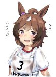  1girl ahoge animal_ears bangs blush brown_hair dirty dirty_clothes dirty_face highres horse_ears looking_at_viewer open_mouth purple_eyes race_bib sharp_teeth shinko_windy_(umamusume) shirt short_sleeves smile solo teeth tenten_(chan4545) translation_request umamusume upper_body upper_teeth_only v-shaped_eyebrows white_background white_shirt 