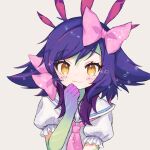  1girl :3 alternate_costume artist_name bangs blush bow colored_skin dokumi freckles green_skin grey_background hair_bow hand_up league_of_legends neckerchief neeko_(league_of_legends) pink_bow pink_neckerchief puffy_short_sleeves puffy_sleeves purple_skin sailor_collar short_sleeves smile solo upper_body white_sailor_collar 