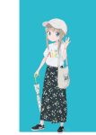  1girl absurdres bag baseball_cap blonde_hair blue_eyes full_body handbag hat highres long_hair long_skirt ponytail potoio shirt simple_background skirt smile solo t-shirt toshinou_kyouko umbrella waving yuru_yuri 