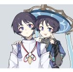  2boys :p akanbe black_hair bridal_gauntlets feather_necklace genshin_impact grey_background hand_on_another&#039;s_shoulder hat highres japanese_clothes jewelry long_wind looking_at_viewer male_focus multiple_boys necklace purple_eyes scaramouche_(genshin_impact) short_hair simple_background time_paradox tongue tongue_out upper_body wanderer_(genshin_impact) 