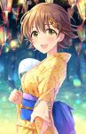  1girl :d absurdres blue_bow blurry blurry_background blush bow bracelet breasts brown_eyes brown_hair floral_print from_side hair_ornament hairclip hand_fan highres holding holding_fan honda_mio idolmaster idolmaster_cinderella_girls idolmaster_cinderella_girls_starlight_stage japanese_clothes jewelry kimono lantern lens_flare looking_at_viewer medium_breasts obi obiage obijime open_mouth outdoors paper_fan paper_lantern popon_ta print_kimono sash short_hair smile solo star_(symbol) summer tree yellow_kimono 