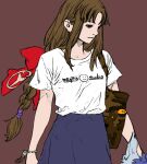  1girl arc_the_lad arc_the_lad_ii bag bracelet braid brown_eyes brown_hair closed_mouth highres jewelry lieza_(arc_the_lad) long_hair low-tied_long_hair magmastudio paundit shirt shoulder_bag simple_background solo t-shirt very_long_hair 