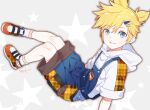  1boy blonde_hair blue_eyes blue_overalls drawstring floating from_side grey_background grin hair_ornament hairclip highres hood hooded_sweater hoodie kagamine_len looking_at_viewer male_focus orange_footwear overalls short_ponytail short_sleeves simple_background smile socks solo sweater tetsu_(teppei) vocaloid white_hoodie white_socks 