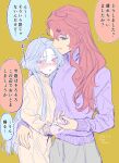  2girls blue_eyes blush commentary_request couple dated grey_hair gundam gundam_suisei_no_majo hand_on_another&#039;s_hip height_difference highres holding_hands interlocked_fingers long_hair long_sleeves miorine_rembran multiple_girls parted_lips pink_eyes purple_sweater red_hair smile speech_bubble suletta_mercury sweater translation_request twitter_username yellow_background yellow_sweater yuri yuri_kyanon 