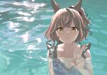  1girl animal_ears aston_machan_(umamusume) breasts brown_hair cleavage closed_mouth green_eyes hand_up highres horse_ears light_blush looking_at_viewer one-piece_swimsuit parted_lips partially_submerged short_hair side_ponytail small_breasts smile solo swimsuit umamusume upper_body v water yada_kamo 