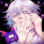  1boy applying_makeup bishounen black_eyeliner blue_eyes blue_hair choker creature dark_background english_commentary eyelashes eyeshadow gavis_bettel grey_hair hair_between_eyes half-closed_eye hand_on_own_face heterochromia highres holostars holostars_english makeup makiei male_focus multicolored_hair parted_lips phantom_(gavis_bettel) pink_eyes pink_eyeshadow pink_hair portrait short_hair signature sparkle sweat twitter_username virtual_youtuber 