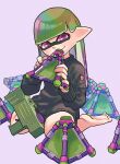  1girl barefoot black_sweater commentary_request feet green_hair grey_background highres holding holding_weapon inkling inkling_girl long_hair looking_at_viewer multicolored_hair nastar_r0 pink_eyes pointy_ears purple_hair simple_background smile solo splat_bomb_(splatoon) splatoon_(series) splatoon_3 splattershot_jr_(splatoon) sweater two-tone_hair weapon 