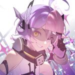  1girl ahoge androgynous benghuai_xueyuan detached_sleeves gloves goggles grey_eyes heterochromia highres honkai_(series) honkai_impact_3rd looking_at_viewer multicolored_hair pink_hair purple_hair sharp_teeth sin_mal sin_mal0909 smile split-color_hair teeth tomboy yellow_eyes 