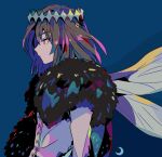  1boy arthropod_boy blue_background cape collared_shirt crown diamond_hairband dragonfly_wings fate/grand_order fate_(series) from_side fur-trimmed_cape fur_trim grey_hair insect_wings looking_to_the_side male_focus medium_hair mizuki_tsukimori oberon_(fate) oberon_(third_ascension)_(fate) profile shirt simple_background solo upper_body wings 